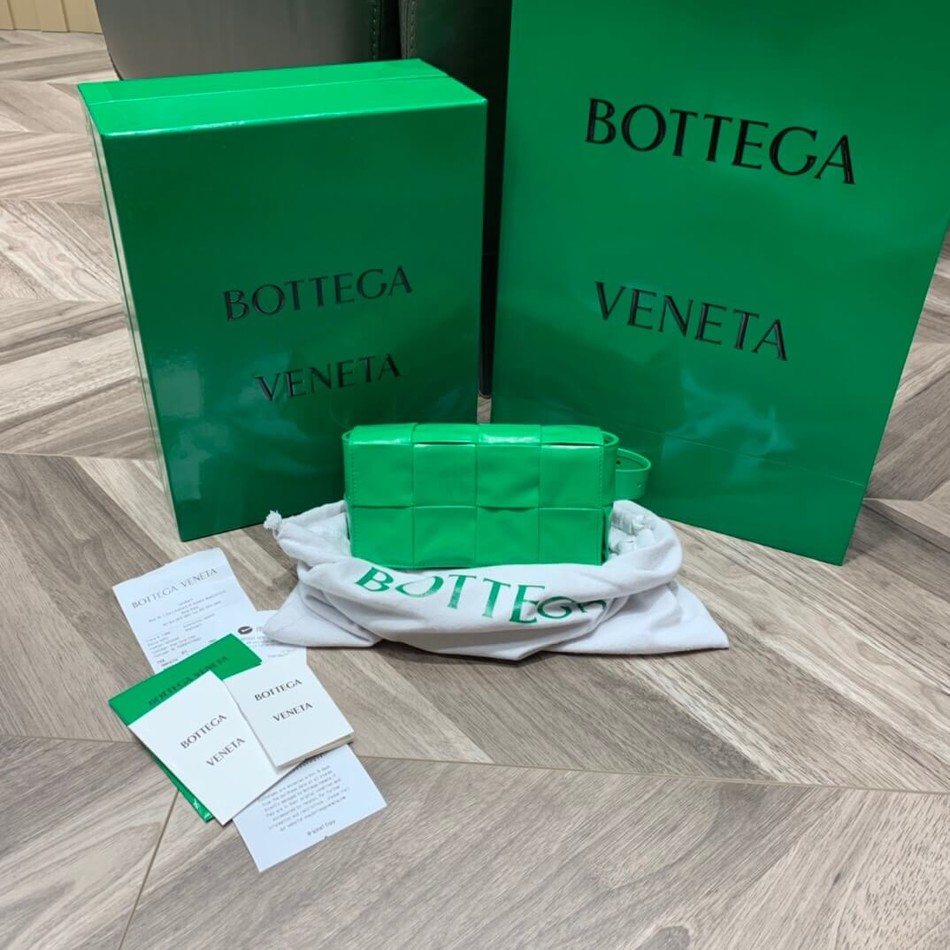 Bottega Veneta Cassttte oil wax leather four grid pattern