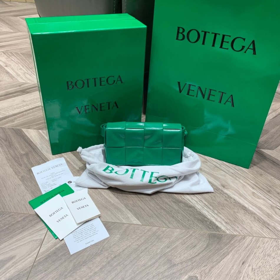 Bottega Veneta Cassttte oil wax leather four grid pattern