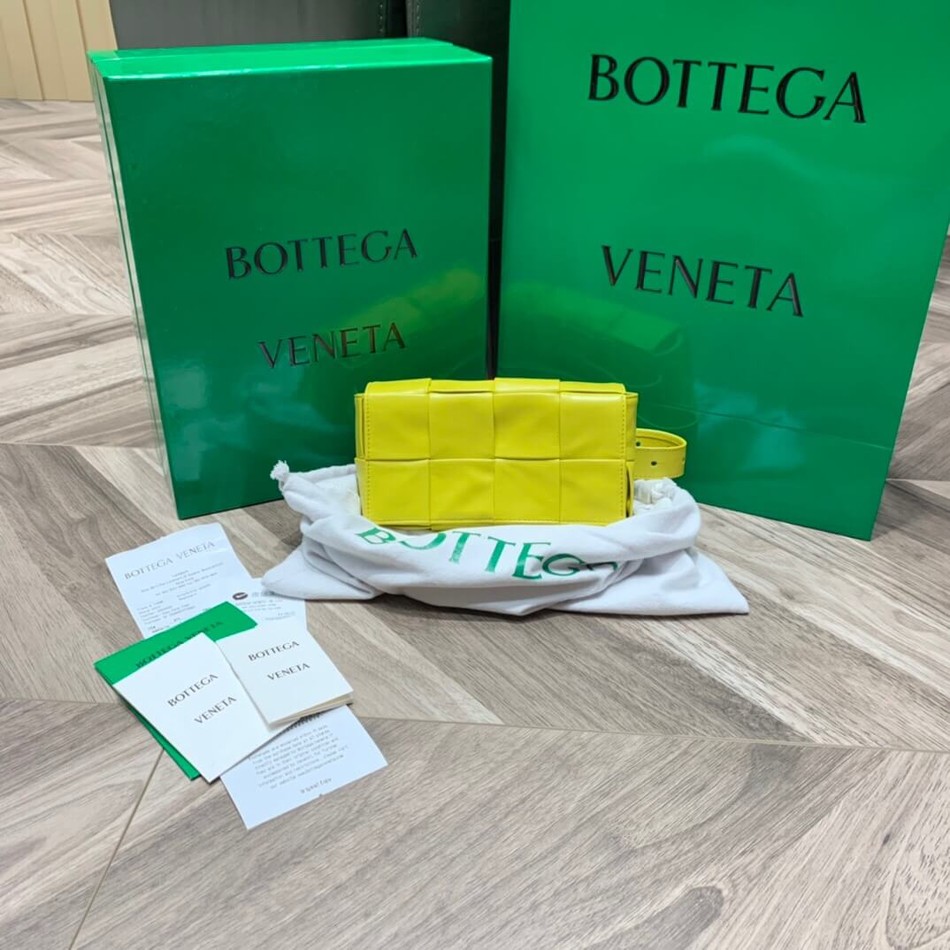 Bottega Veneta Cassttte oil wax leather four grid pattern