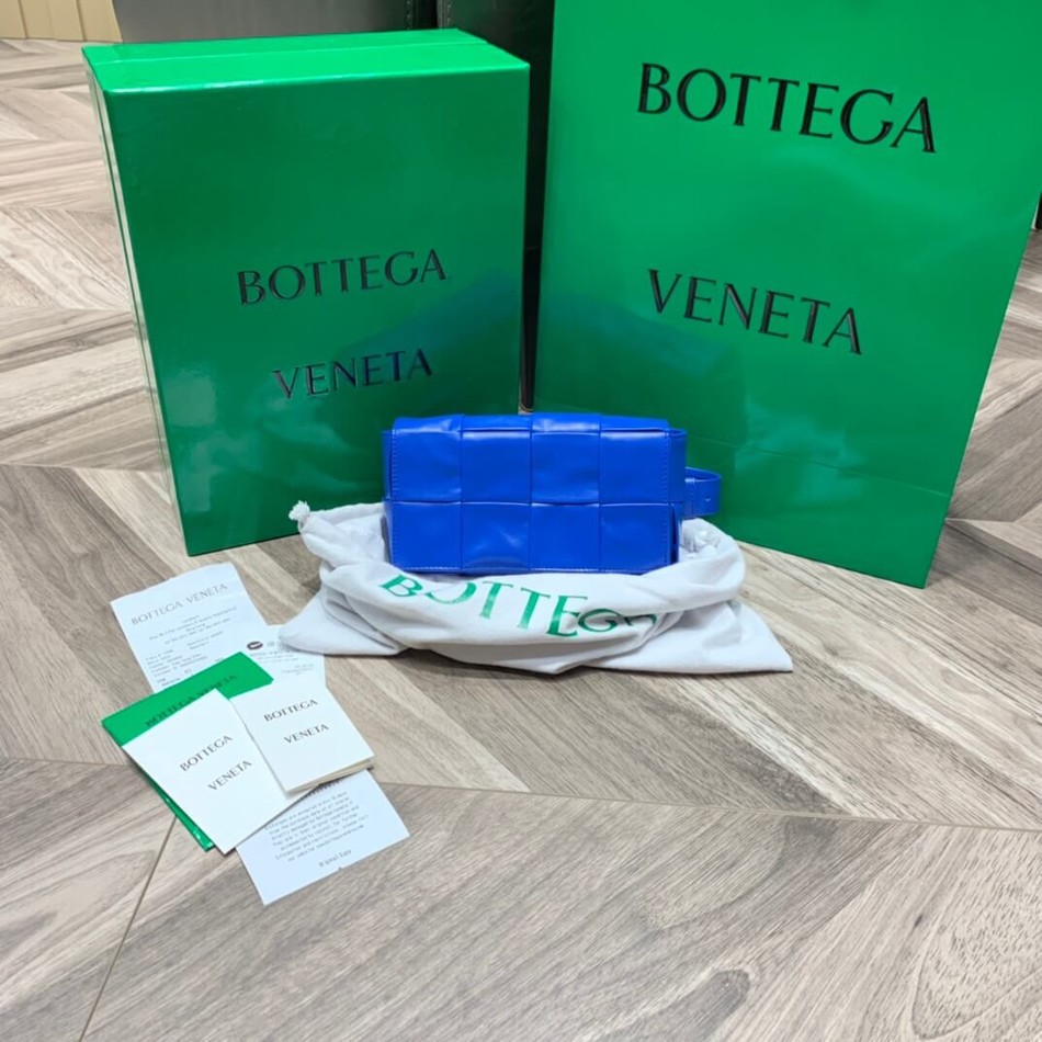 Bottega Veneta Cassttte oil wax leather four grid pattern