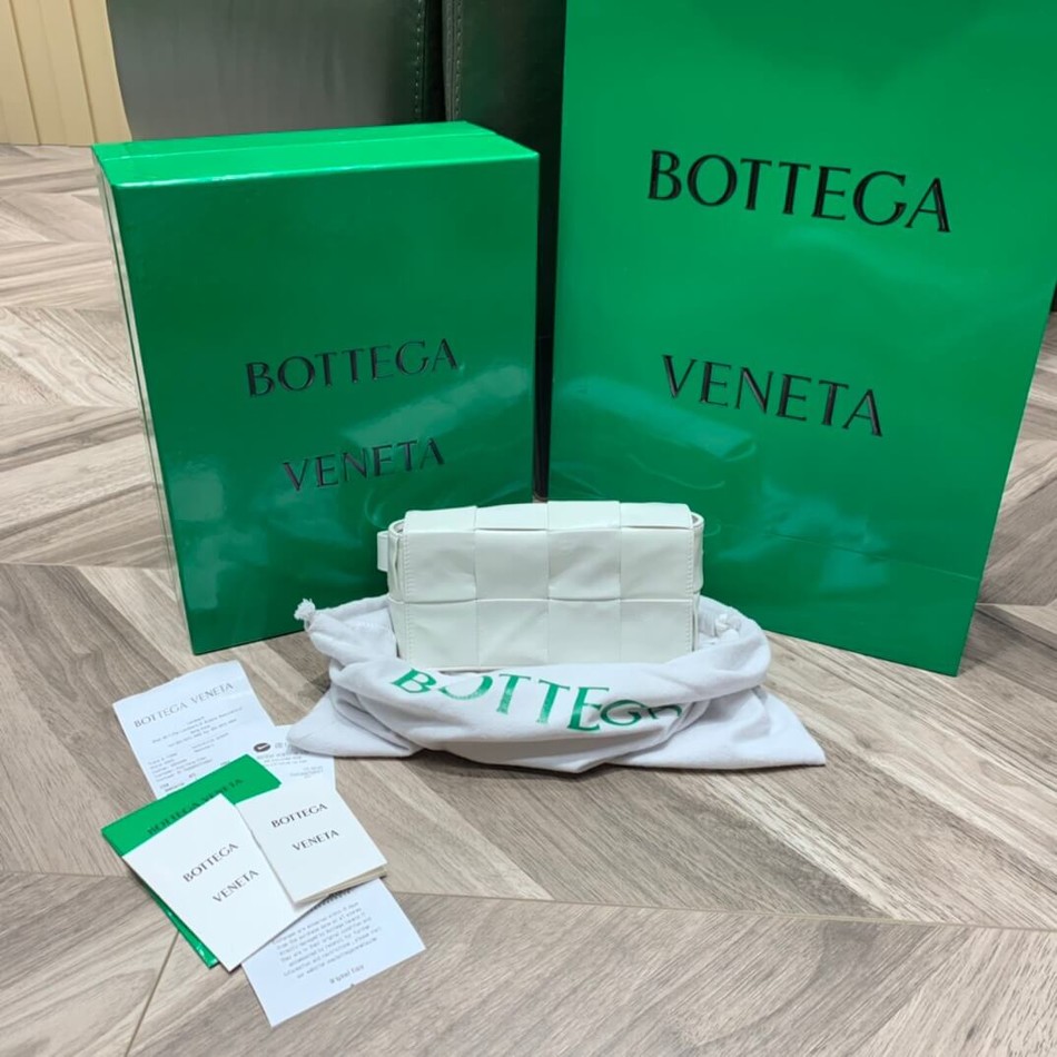 Bottega Veneta Cassttte oil wax leather four grid pattern