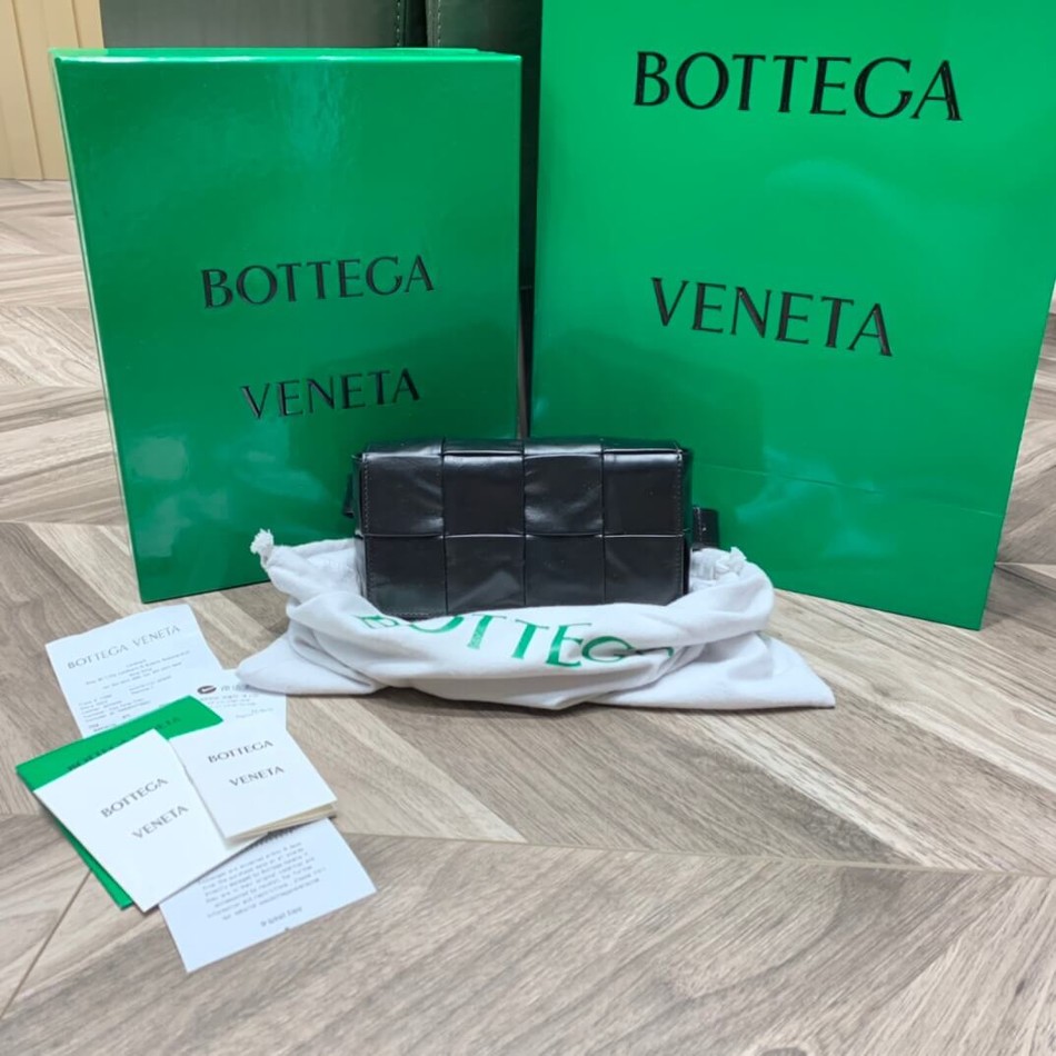 Bottega Veneta Cassttte oil wax leather four grid pattern