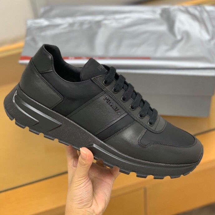 Prada Soft leather and nylon fabric spliced ​​into men s sneakers