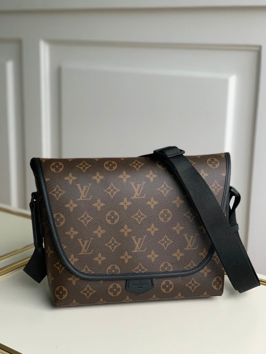 Louis Vuitton Magnetic Messenger M45557