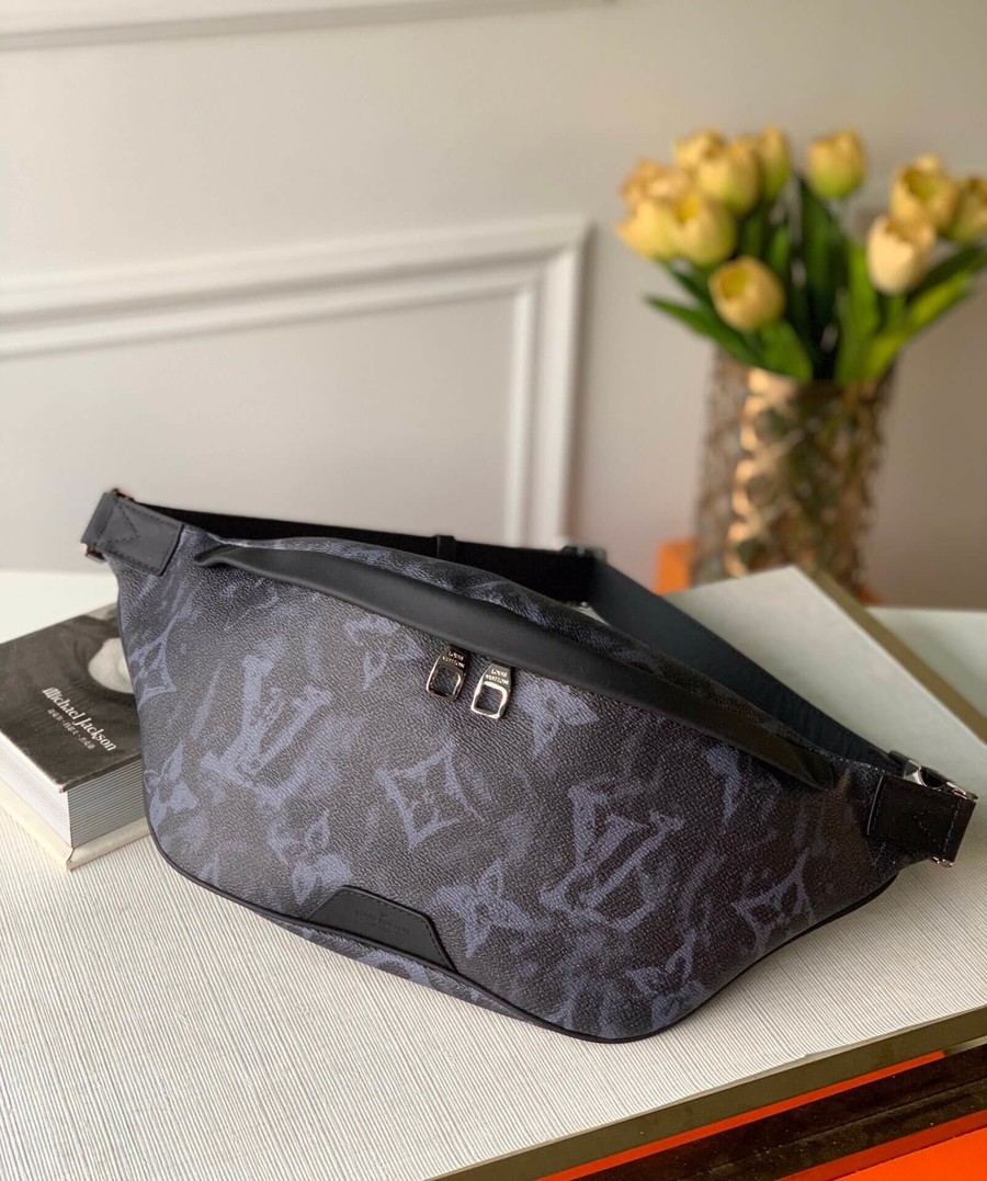 Louis Vuitton Discovery belt bag M57276