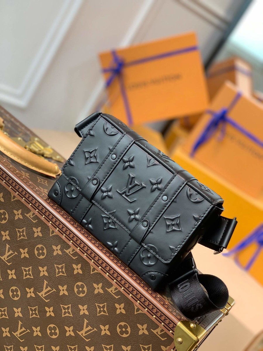 Louis Vuitton Trunk Slingbag M57952 black