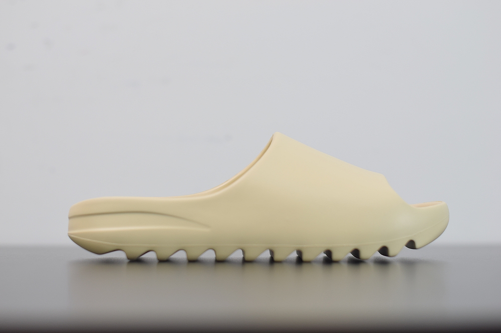 Kanye West x Adidas Yeezy Slide Resin(With Video)