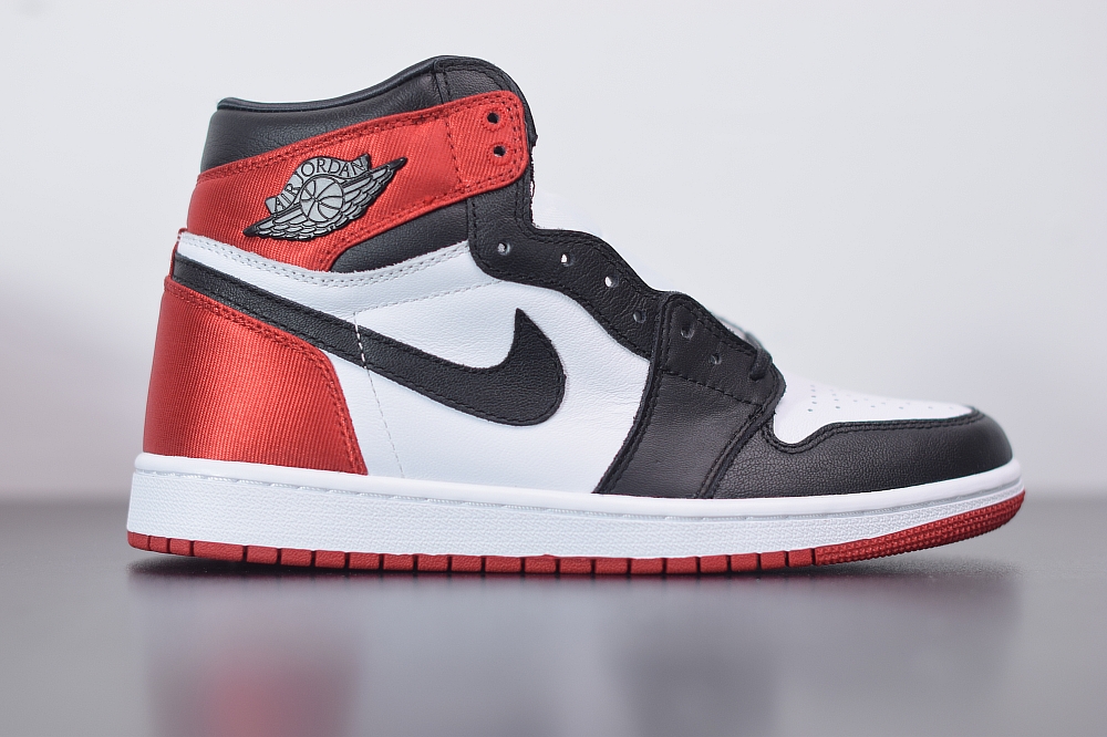 Jordan 1 Retro High Satin Black Toe (W)