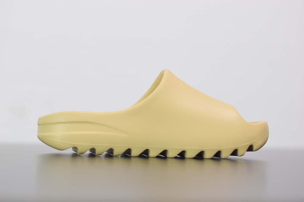 Kanye West x Adidas Yeezy Slide Resin(With Video)