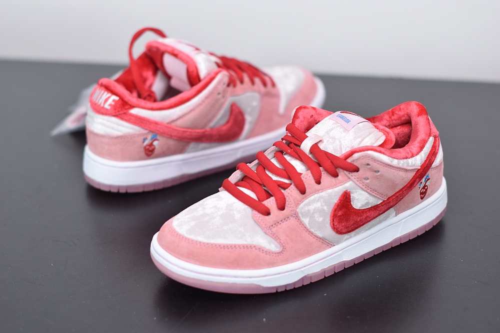 Nike SB Dunk Low StrangeLove Skateboards